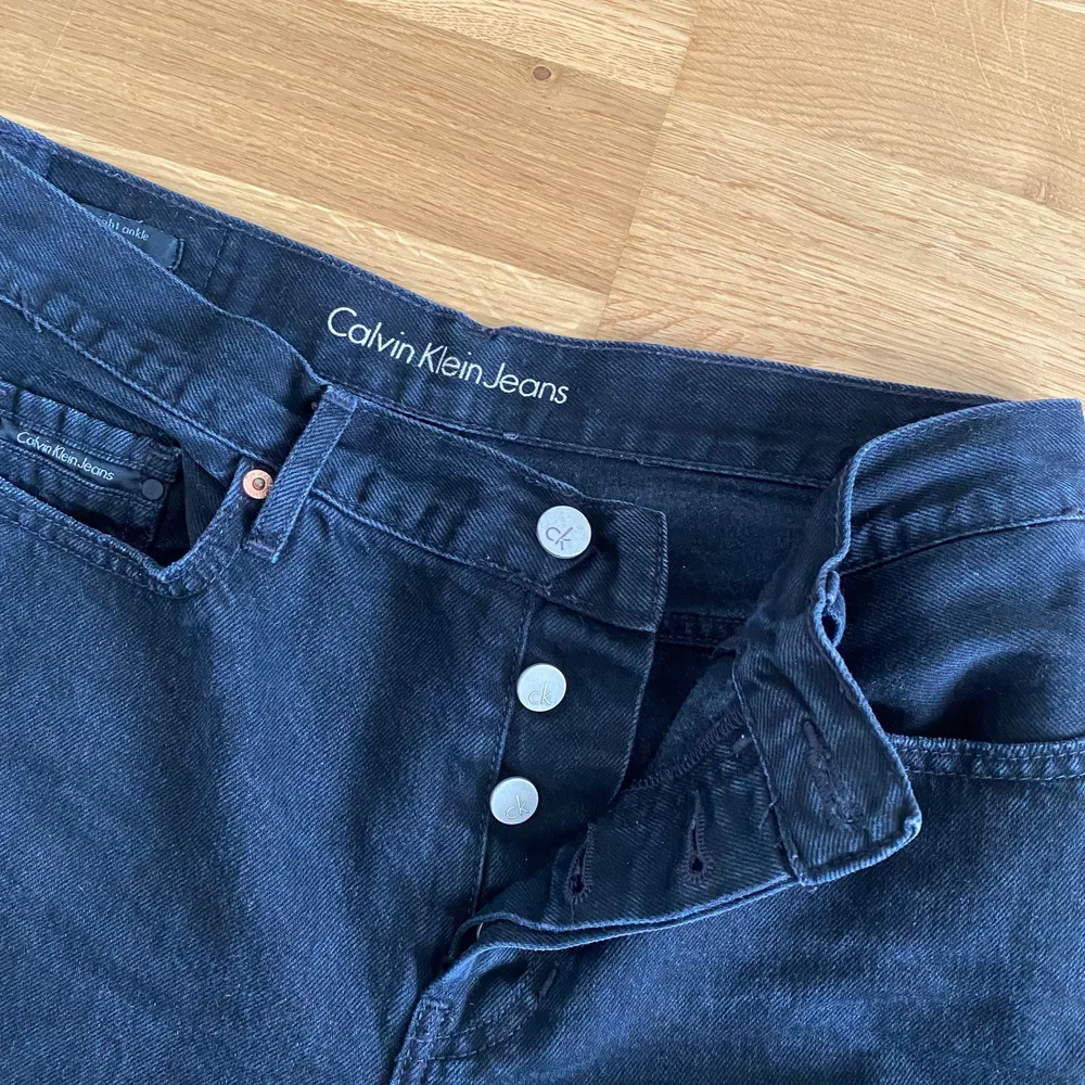 Jeans med slitningar från Calvin Klein storlek W28 L30, snygg passform, knappt använda, nypris 998 kr. Jeans & Byxor.
