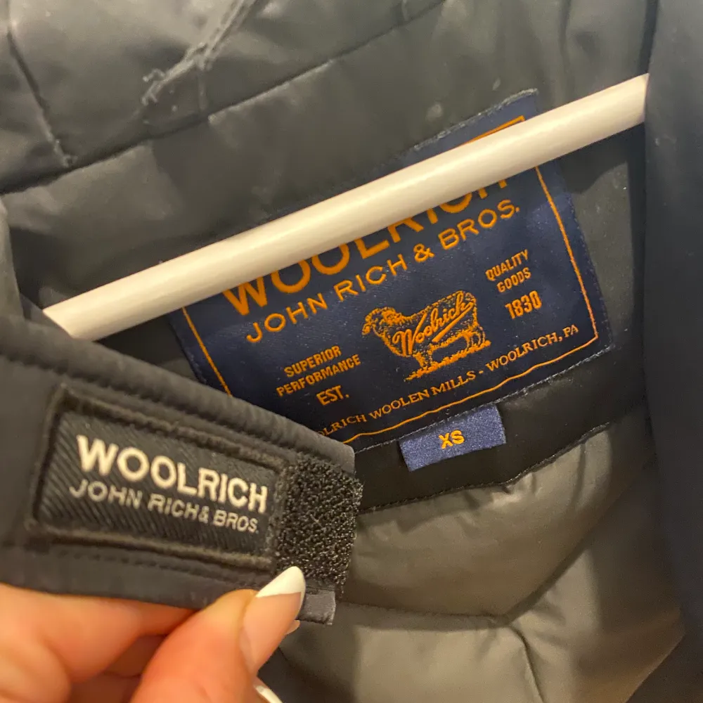 Säljer min älsklingsjacka, den är från woolrich, i svart med gråsvart päls, väldigt fint skick och sparsamt använd, nypris 9500kr, säljer för 4500 prutat och klart. Jackor.