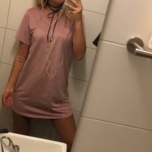 rosa t-shirt klänning  - Säljer min ljusrosa t-shirt klänning i mocka imitation storlek small. Säljer för 120kr. Otroligt mjukt material.