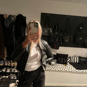 Jacka - Cool skinnjacka nypris 1000 kr