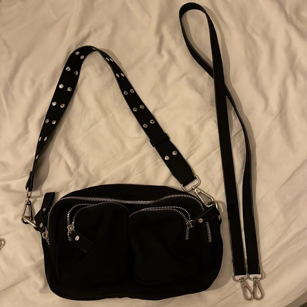 Snygg väska som det finns två olika band till! Använd sparsamt 💕. Väskor.
