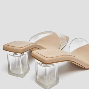 Vinyl sandaler  - Kollar intresset för dessa ”vinyl sandaler”. Endast använda en kväll. Säljes pga. Många liknande sandaler som dessa och behöver rensa. SUPERbekväma. 