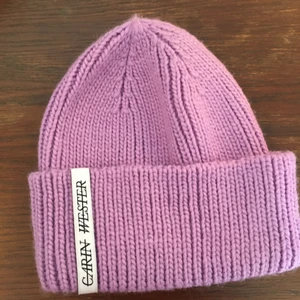 Lilac stickad mössa! - Har bara använt en gång! Säljer pga gillar inte hur den sitter på mig OBS PÄLSDJUR I HEMMET 
