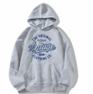 Hoodie - Säljer denna jättemysig hoodie i storlek L men sitter bäst oversized på någon som är S-M. Otroligt bra material. 100kr +frakt ☺️  har även en likadan i grön