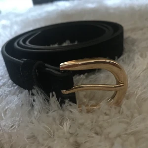 Skärp - En skärp från Åhléns! Använd enstaka gånger men är i super fint skick😍kontakta mig för mer bilder eller frågor! Kan fraktas!