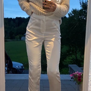 Vita kostymbyxor  - Säljer mina ursnygga vita kostymbyxor från nakd. Då dem inte kommer till så mycket användning längre. Köpare står för frakt. Hör av dig om du är intreserad och kontakta för mer information💕
