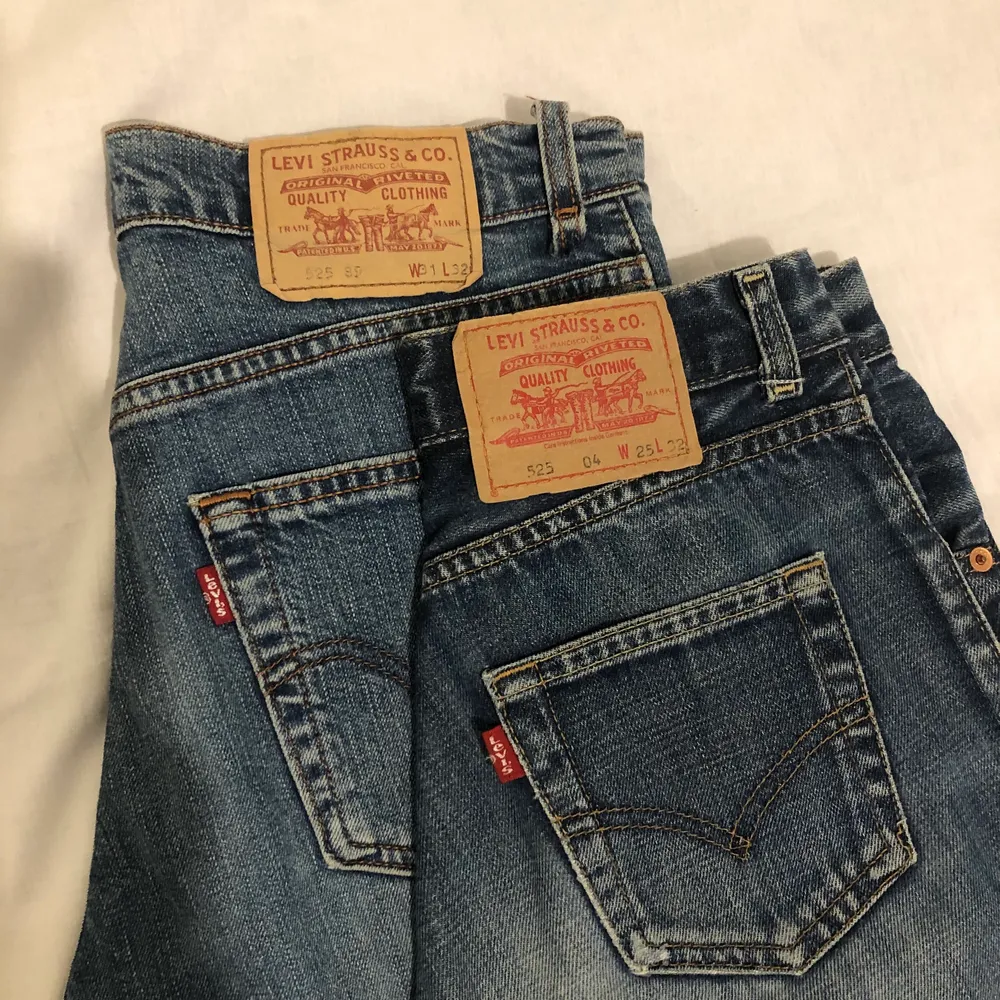 Hej igen säljer två par till vintage Levis jeans storlek 31/32 och 25/32 lågmidja även jätte fina o tranda . Jeans & Byxor.