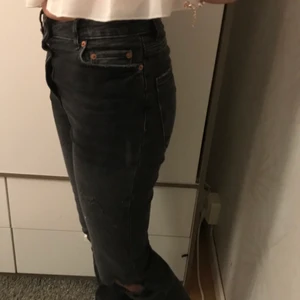 Gråa jeans från zara - Gråa jeans från zara. Bra skick. Lite utsvängda längst ned och en slits. Hål på ena knät och lite små slitningar🤍🤍