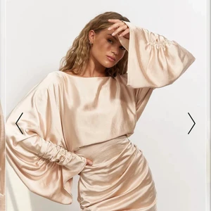 Hanna Schönberg x NAKD - Jätte fin klänning i satin. Sitter verkligen som en dröm. Säljer då jag inte får användning av den. Använd två gånger. Nypris 649 kr