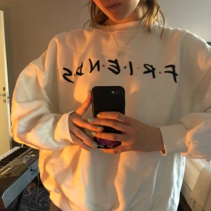 Friends-tröja - Supergullig sweatshirt med Friends-tryck! Säljer för att den inte har kommit till så mycket användning, har endast använt den ca 3 gånger, känns precis som ny🌸