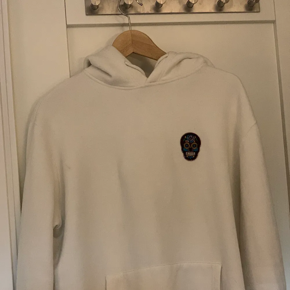 Tjena, säljer min Suspicious Antwerp hoodie som är i bra skick eftersom den blivit för liten för mig. Den är i bra skick, inte sliten alls och finns dessutom inte att köpa nuförtiden eftersom det är ett limited edition plagg. . Hoodies.