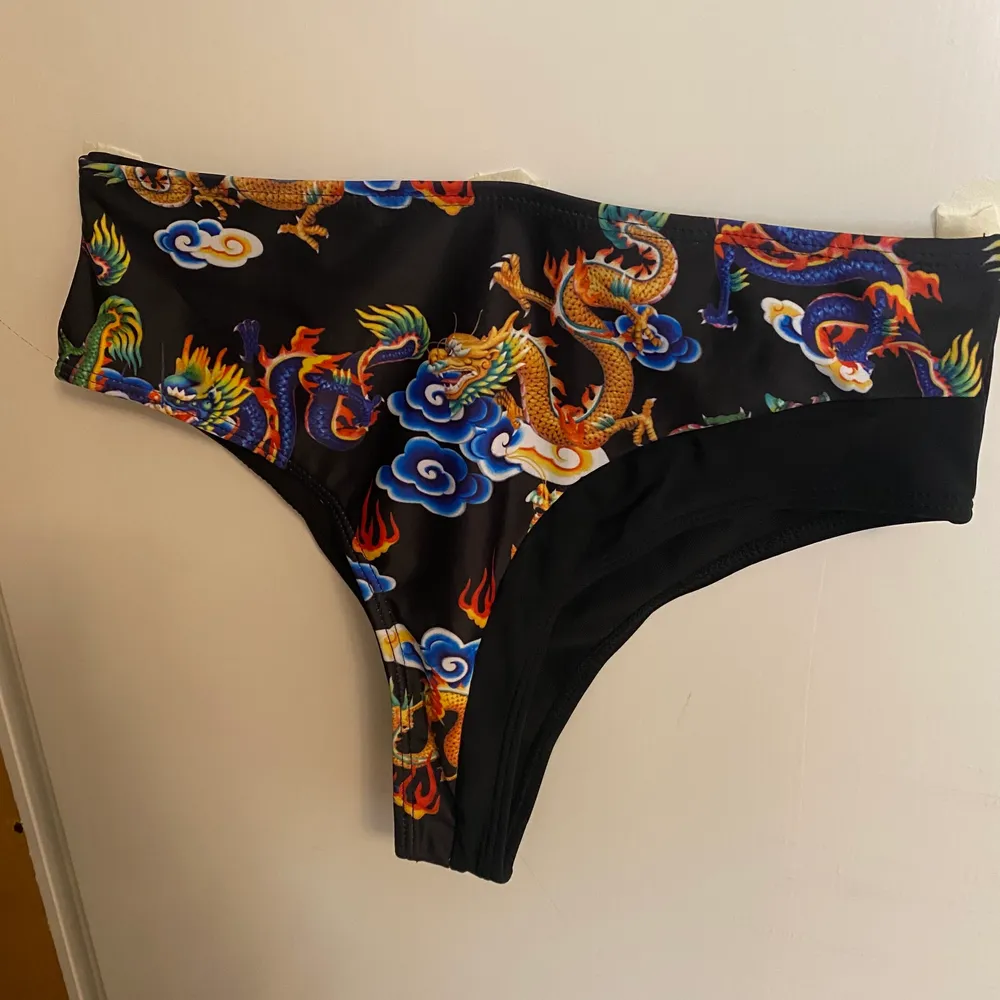 Säljer en helt oanvänd bikini set, bikinin är i mycket god skick. Båda delarna kostar 50 kr, bara en del alt över eller under delen kostar 25 kronor styck.. Övrigt.