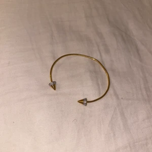 Armband - Söljer superfin armband i guld, med silverstenar. Finns inga fel på den alls! Säljes för 30kr. Armbandet går att schytsera, så den passar alla