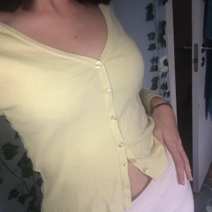 Gul kofta - mjuk gul kofta från hm, knabbt använt