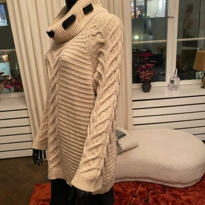 Tjocktröja från Karl Lagerfeld strl XL - mysig tjocktröja från Karl Lagerfeld, inget att anmärka på förutom lite noppror som lätt tas bort med noppkam. 