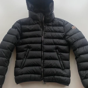 Colmar Jacka - Säljer min svarta Colmar dunjacka. Är varm och perfekt som vinter/höstjacka med en luva baktill. Den är i storlek S men uppfattas snarare som en XS. Jackan har använts ett fåtal gånger förra vintern och är därför i nyskick fortfarande. Nypris var 4999kr och säljer den nu för 2500kr men priset kan diskuteras😊