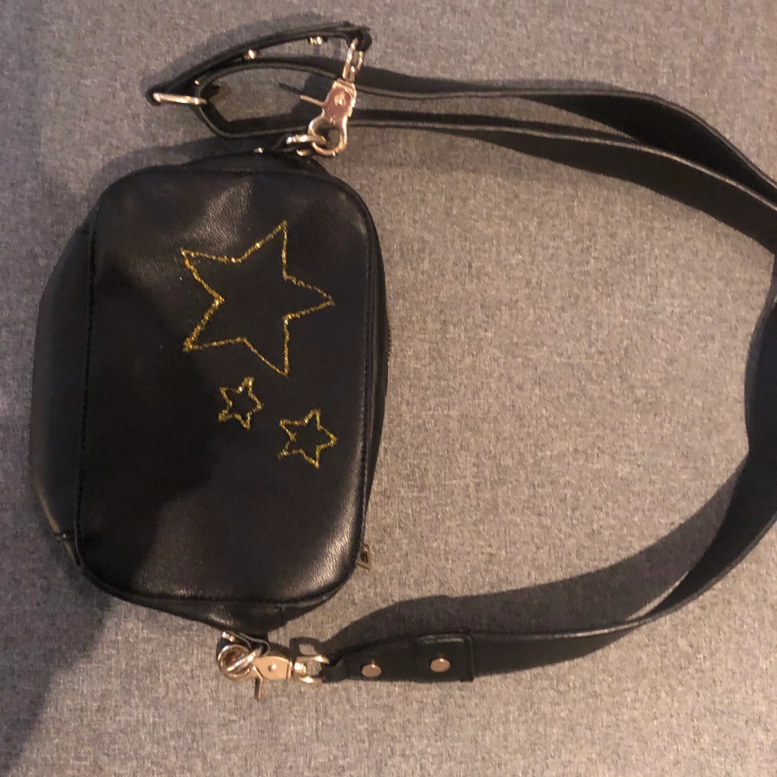 Svart väska med stjärnor 