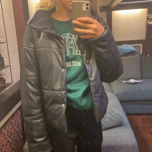 Vinter jacka  - Jacka ifrån nakd ny pris 799kr. Säljer för att jag vill köpa mig en ny😋 sälja för 280kr + frakt. Inget fel på jackan de är knappt använd!! 