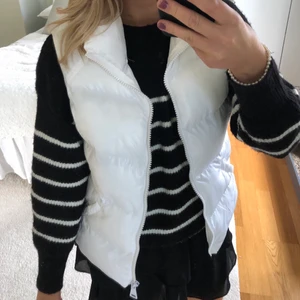 Väst - Vit väst köpt i USA på tjmaxx. Aldrig använd och har prislappar kvar! Superfin med en stickad tröja under och passar perfekt nu till hösten. Storlek L men liten i storleken så passar mig som har S. 