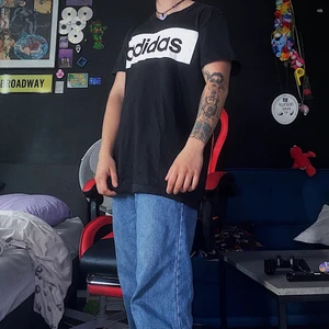 T-shirt black adidas - Svart t-shirt i M