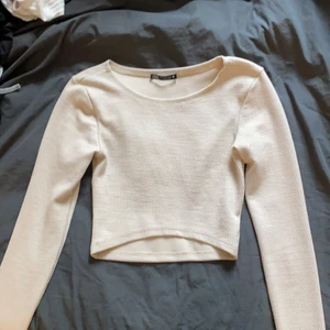 Zara tröja  - Använt typ 4 gånger, bra skick! Köpt på zara. Kommer inte till användning längre. + frakt 