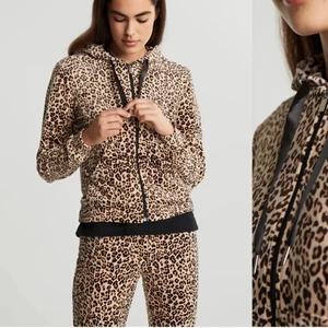 Leopard tröja - Leopard tröja från Gina tricot, använd 2 gånger, S men passar Xs med