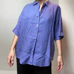 En fin blå skjorta köpt på Second hand som aldrig har använts tyvärr! Nu får någon annan använda den! 