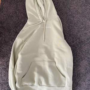 Hoddie 💚 - Denna hoddie är från monki nästan helt oanvänd! Jag säljer den pågrundutav att jag inte använder den! Denna hoddie är mer pastel grön än vad den är på bilderna💚. Köpte denna för 250!