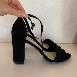 Klackskor 38 - Klackskor med tjock klack från Nelly. Aldrig använda! 