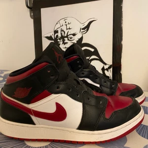 Skitsnygga vit/röda jordans!!  - Säljer mina älskade jordans då de inre kommer till användning längre! De är i bra skick utöver lite creasing tyvärr(bilden har inte skosnören men sätter in eller skickar med om någon skulle vilja ha de! Jag fraktar men köparen står för frakt eller möts upp ! 