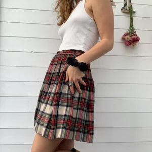 schoolgurl skjol - Skit snygg kjol, med 90’s feeling, men från 70-talet! Helt felfritt skick. Självklart vintage! Midjemått: 67 cm, längd: 48 cm. Materialet är någon typ av ullblandning🖤