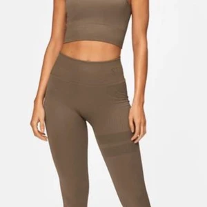 Stronger seamless tights XS/S - Snygga seamless tights från stronger. Köpte för 599kr och säljer för 399kr. Nästan helt oanvända.💓💓💓 