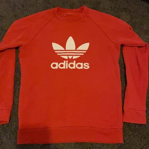 Adidas tröja - En super fin röd Adidas tröja som tyvärr inte kommer till användning, köpt för längesedan och använd mycket men ändå i bra skick! Lappen i nacken är avklippt då den skavde men annars är är den super! Skulle säga att det är storlek S-M