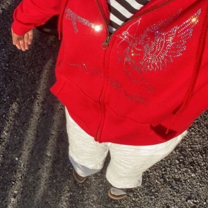 Rhinestone hoodie - Säljer nu denna asfeta zipup hoodien, använd max 5 gånger så väldigt bra skick! Bud från 400kr eller köp direkt för 800kr🥰 högsta bud: 560kr