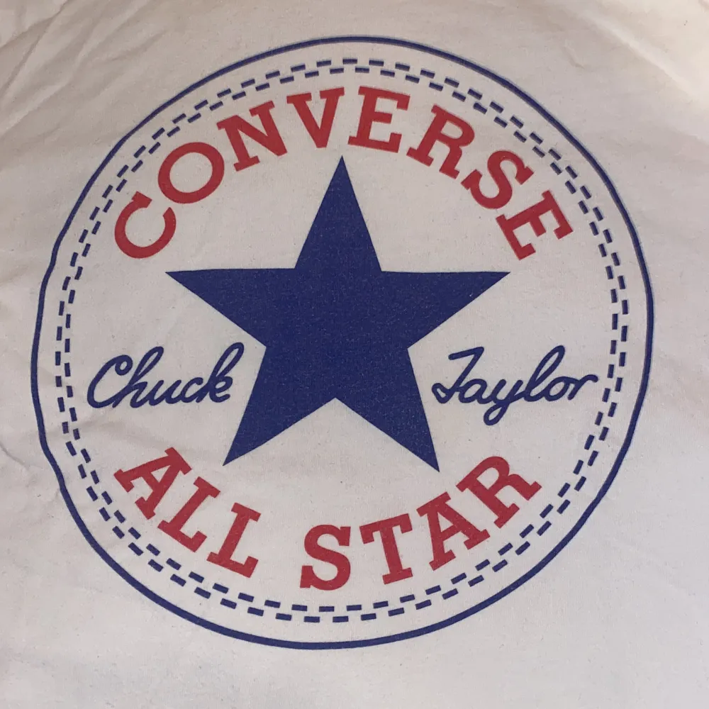 Vit Converse T-shirt, inköpt i Converse butik i USA för ca 30dollar. Superfin verkligen och säljes då den knappt är använd och kommer tyvärr inte till någon användning. Den är i strl 128-140cm/8-10 år, men passar fortfarande mig som är 164cm och bär strl XS och S idag. . T-shirts.