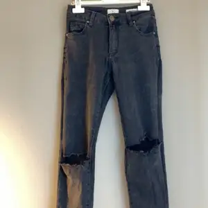 Cotton on, svarta ripped jeans, stl 32
