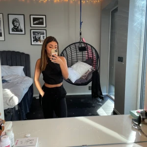 Only byxor - Jättefina och bekväma byxor ifrån Only! Det finns en söm som har gått sönder på ca 1cm kan skicka bild vid intresse! Annars i ett väldigt bra skick