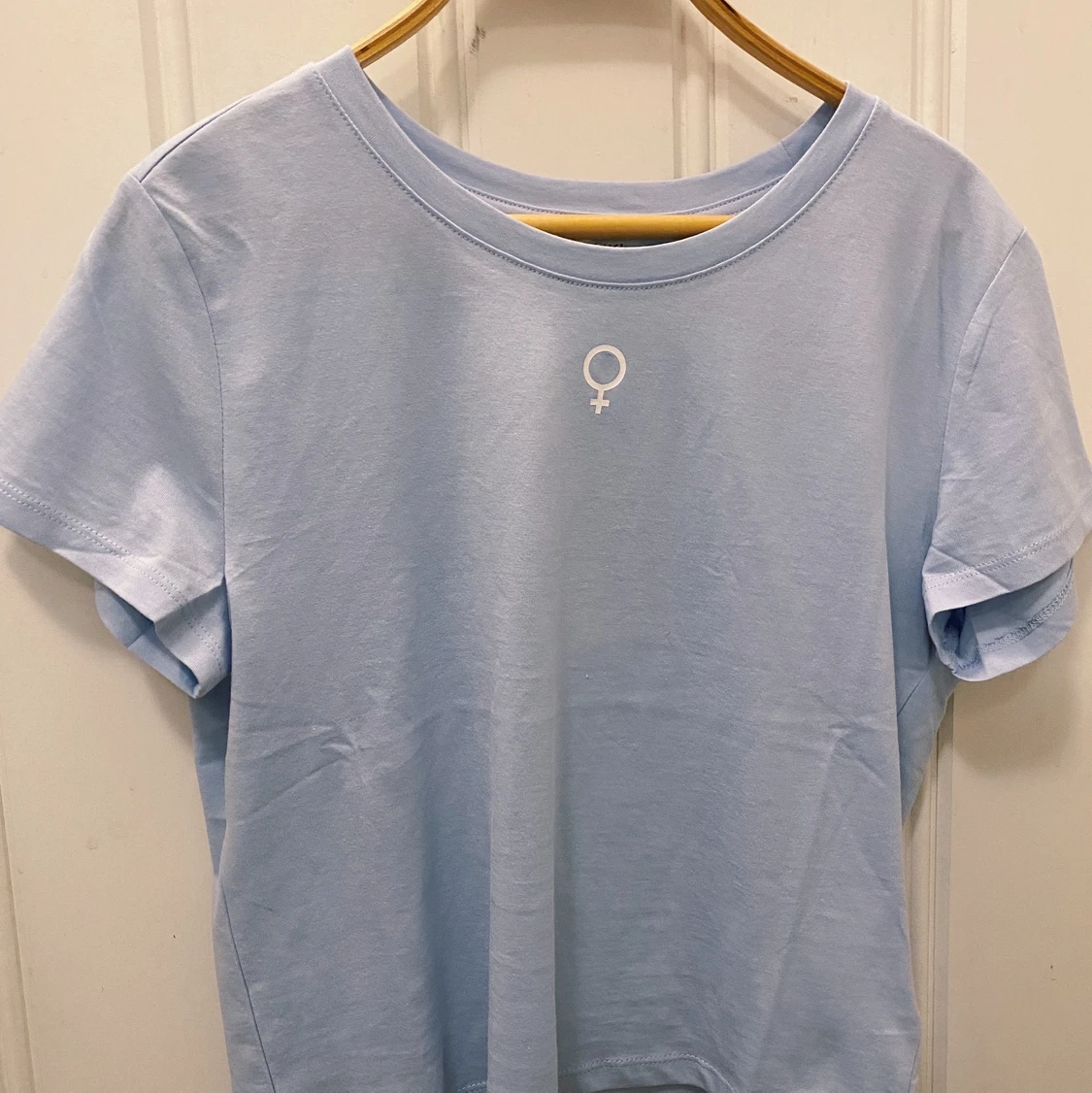 T-shirt med feminstsymbol