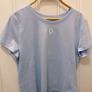 Oanvänd t-shirt från monki med feministsymbol. Fin ljusblå färg!