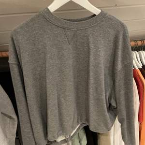 Säljer denna gråa mysiga tröjan från BikBok. Skriv till mig om du undrar något❤️🥰