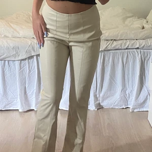 Skinnbyxor - Säljer dessa beiga helt oanvända skinnbyxor från bikbok i storlek 36! Dom är som nya och riktigt snygga😍 köpta för 400kr