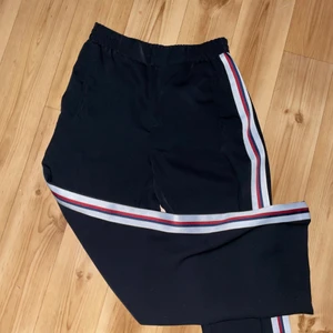 Zara byxa - Zara rakbyxa med ”stripes” detaljer på sidan i stl s. Endast använd vid några enstaka tillfällen så de är i fint skick. 50kr❣️
