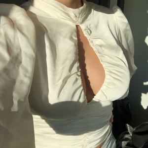 Superfin top från Gina! OANVÄND! - Topp från Gina i blanktmaterial! Helt oanvänd då jag råkade köpa en för liten storlek, lappar sitter kvar! 