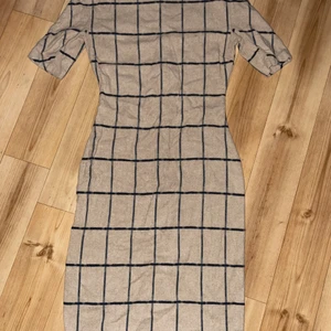 Zara figurnära klänning - Zara figurnära stilig klänning med liten slits på mitten av baksidan vid benslut samt dragkedja i ryggen. Stl M. Endast använd 2 gånger! 40kr🌸🌸