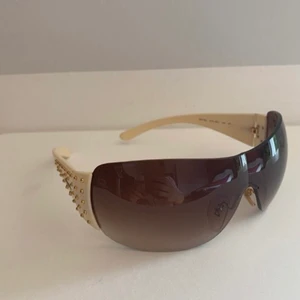 Prada y2k Vintage Solglasögon - Så snygga y2k solglasögon!! Köpta via Vestiaire Collective.