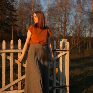 Pleated long skirt - With a zipper and a drawstring, so I'd say it works for sizes 38-42. Very light and thin :) 