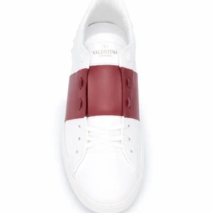 Valentino sneakers  - Valentino skor, kommer i väldigt fint skick.