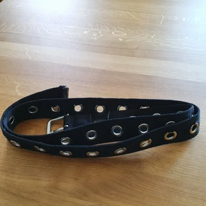 Svart skärp - Svart skärp från Weekday, har hål hela vägen ner. Metallkanten har lossnat lite (bild 3) men det syns inte jättetydligt. 150cm långt