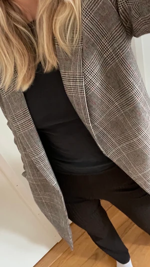 Kavaj/blazer  - Grårutig kavaj i gott skick. Den är figursydd och sitter snyggt på axlarna. Skulle säga att den passar XS-M