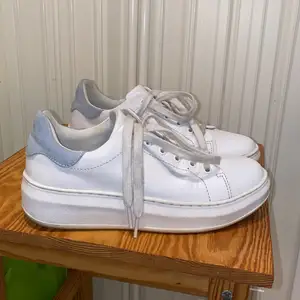 Vita och snygga basic skor. Använda bara ett få tal gånger! Jätte fint skick, bara lite smuts som går att putsa bort. :)